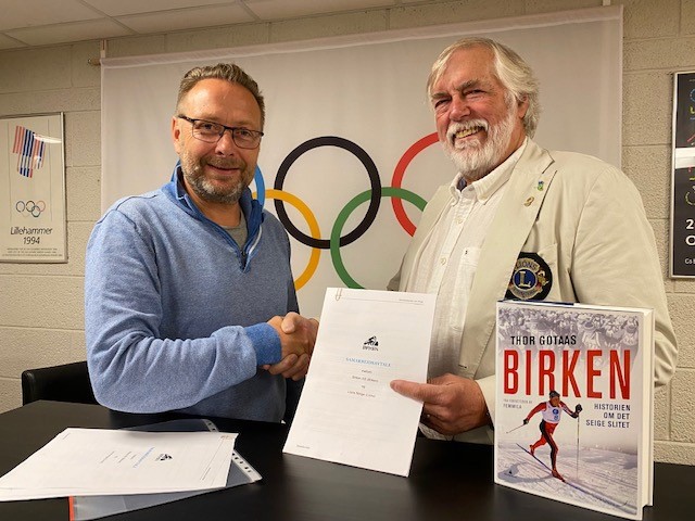 På bildet, fra venstre: Daglig leder for Birken, Eirik Torbjørnsen og guvernørrådsleder i Lions Norge, Yngve Lindgaard-Berntsen. Foto: Birken.