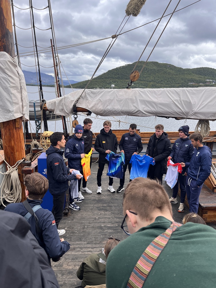 TRØYENE: Rytterne på pressetreffet fikk kjenne på de attraktive trøyene for beste rytter sammenlagt, beste spurter, beste klatrer, beste unge rytter og beste lagkamerat. Foto: ARN