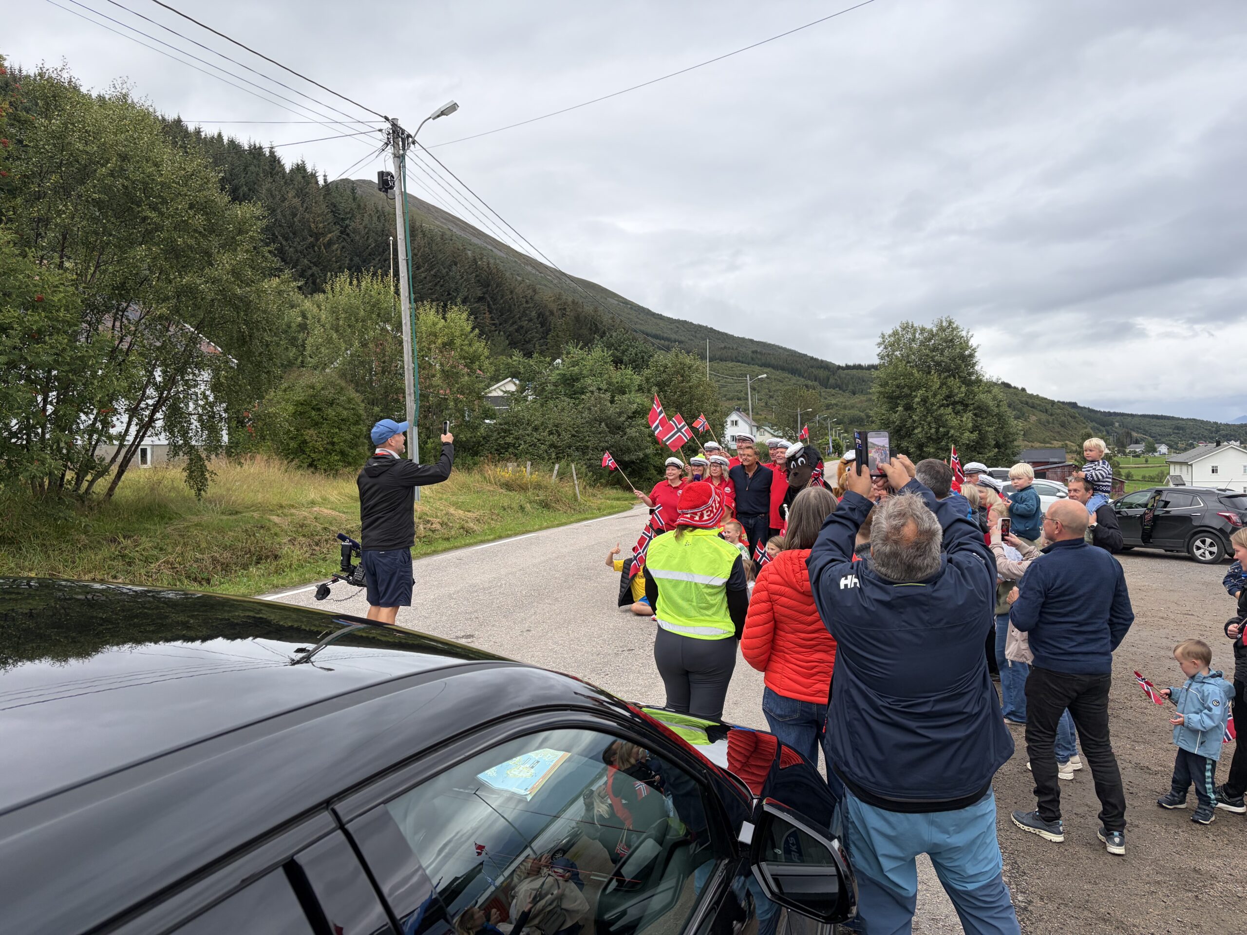SPENNING: Dag Otto Lauritzen er tett på folkelivet rundt Arctic Race of Norway. Han tror dagens avslutningsetappe blir spennende helt til slutt. Foto: Arctic Race of Norway/Adrian Solheim