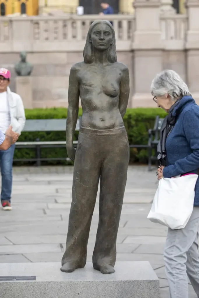 Statuen av Cecilie viser sporene brystkreft etterlater i kroppen, og gir et språk som kan supplere klinikkens tall og valg. Foto: Erik Thallaug/Brystkreftforeningen