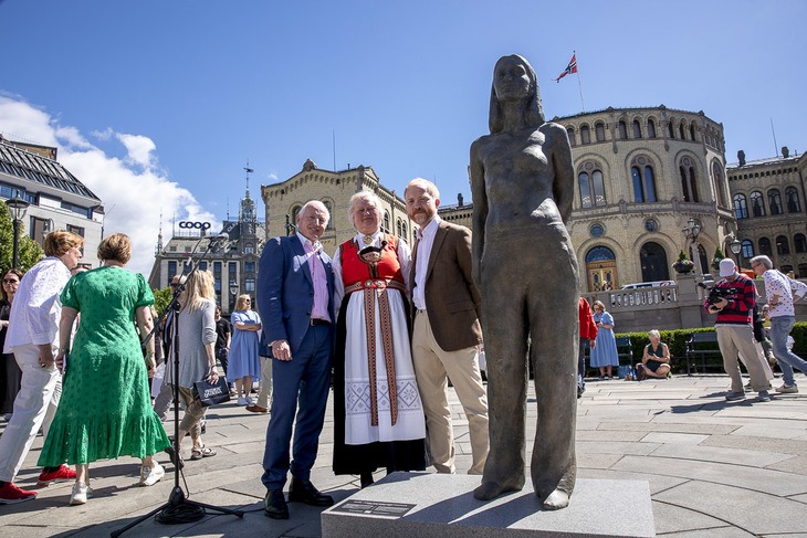 Styreleder Ellen Harris Utne sammen med Christian Ringnes (t.v) og Håkon Anton Fagerås (t.h) under avdukingen av «Cecilie», en statue av kvinne med uhelbredelig brystkreft. Foto: Erik Thallaug