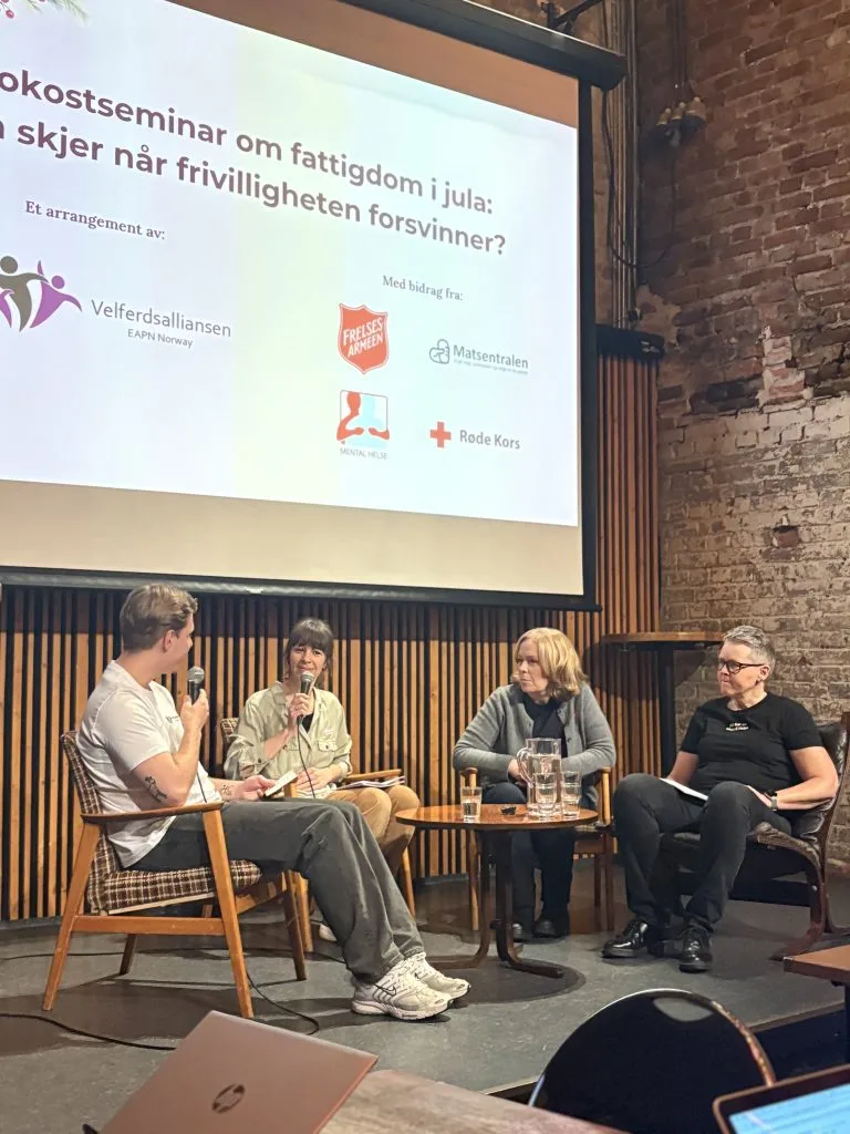 Arrangementet ble avsluttet med en panelsamtale ledet av Dino fra sekretariatet. Fra venstre: Dino Cehic, Karianne Schandy Dinessen (Røde Kors), Elin Herikstad (Frelsesarmeen) og Kristin Bergersen (Mental Helse). Foto Velferdsalliansen EAPN Norway