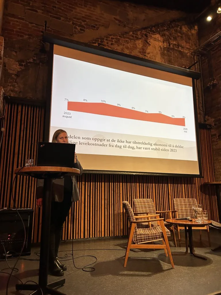 Mette Kalve, politisk rådgiver i Frelsesarmeen, presenterte oppdaterte tall fra Frelsesarmeens fattigdomsbarometer. Foto Velferdsalliansen EAPN Norway