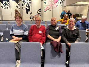 NORDISK HJØRNE: F.v. Elida og Øivind fra Norge, Leena fra Finland og Birthe fra Danmark satt sammen under innledningen av konferansen. Bildet ble tatt før konferansen ble åpnet, og representanter fra Sverige og Island satt seg på raden foran kort tid etter.